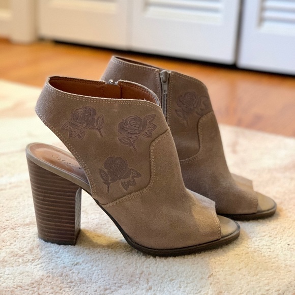 Tan suede heeled boots, floral embroidered - Picture 2 of 3